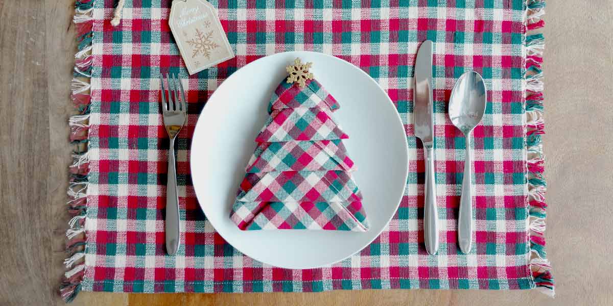 Tovagliolo piegato a forma di albero di Natale