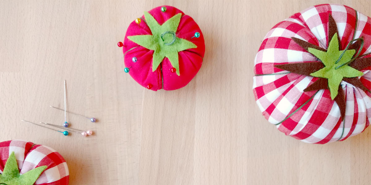 Crea il tuo cuscinetto puntaspilli a forma di pomodoro